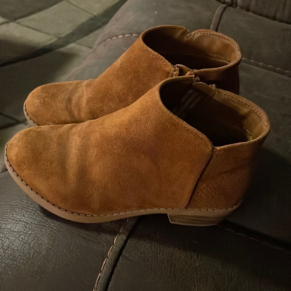 Girls tan ankle boots!